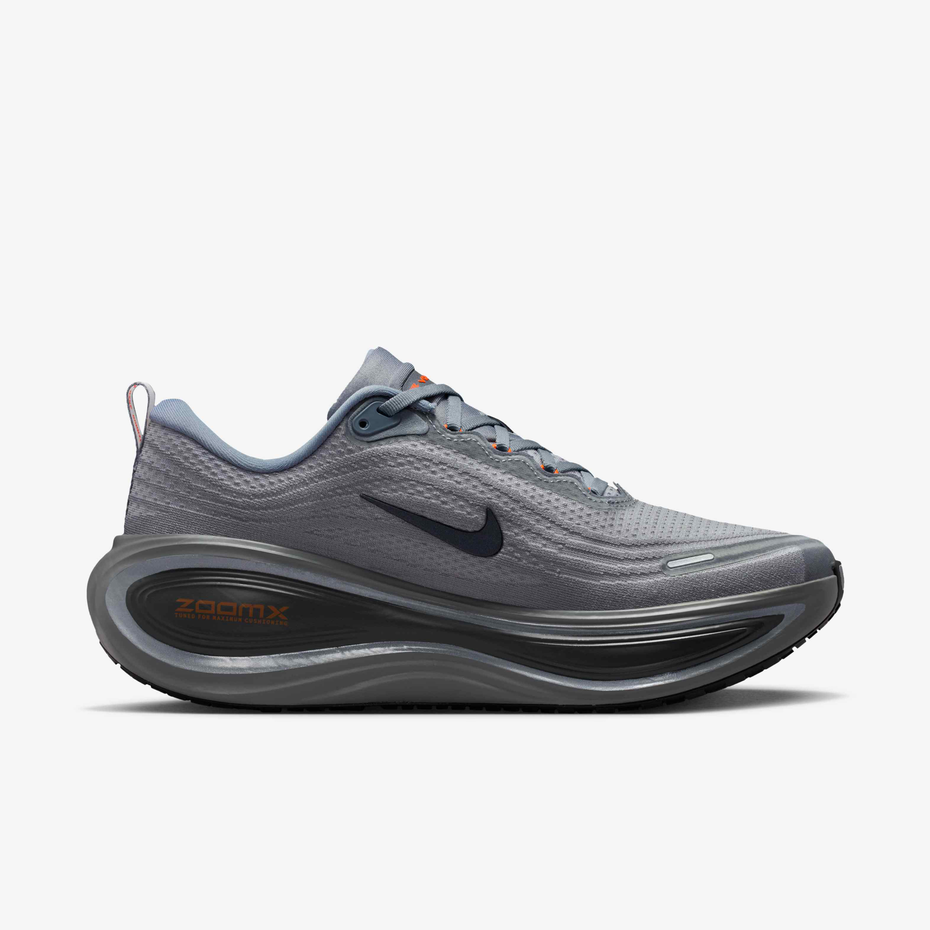 NIKE Vomero Plus