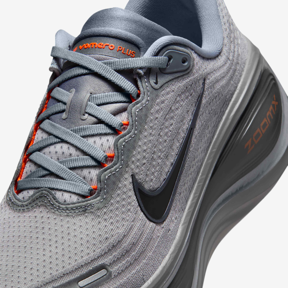 NIKE Vomero Plus