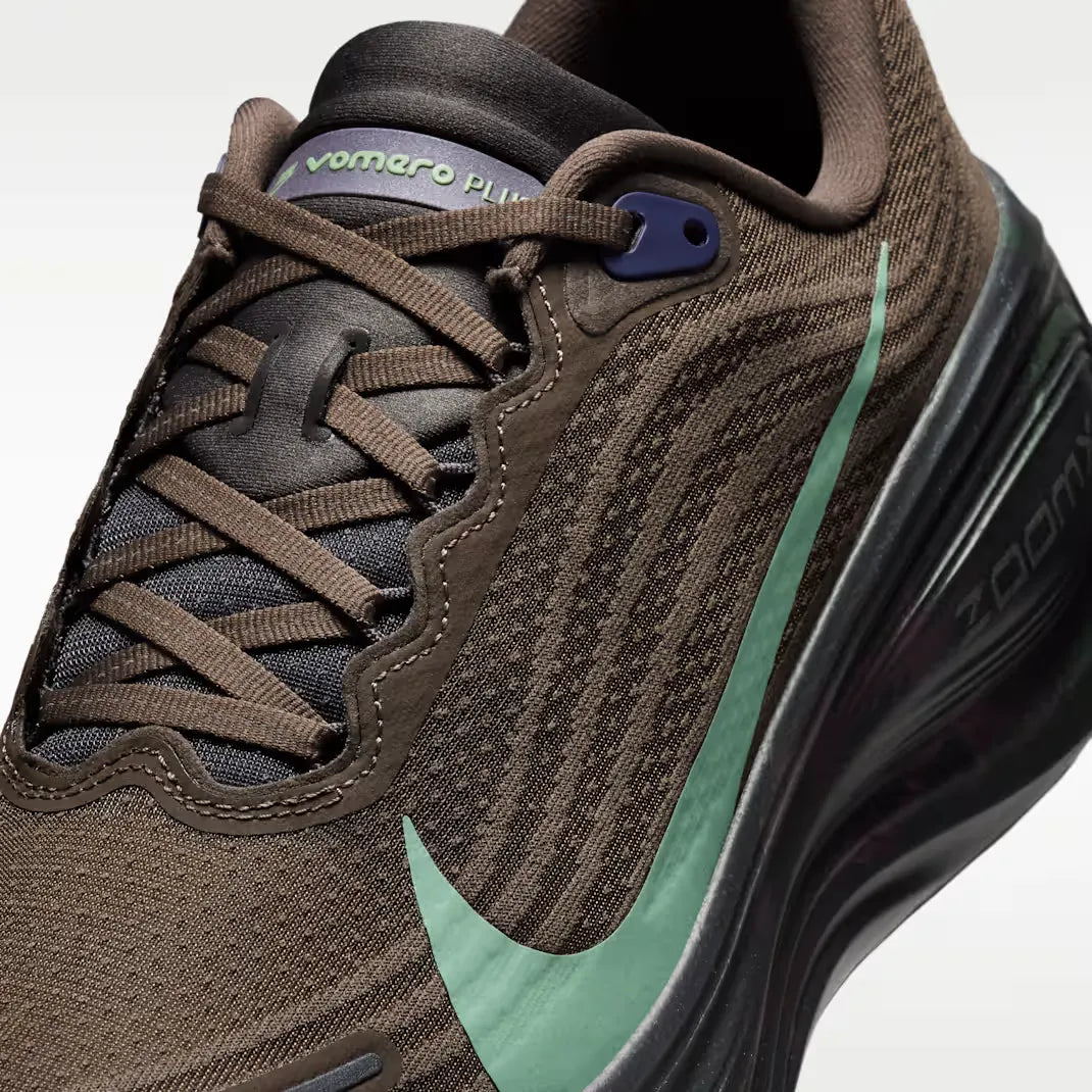 NIKE Vomero Plus