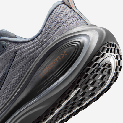 NIKE Vomero Plus