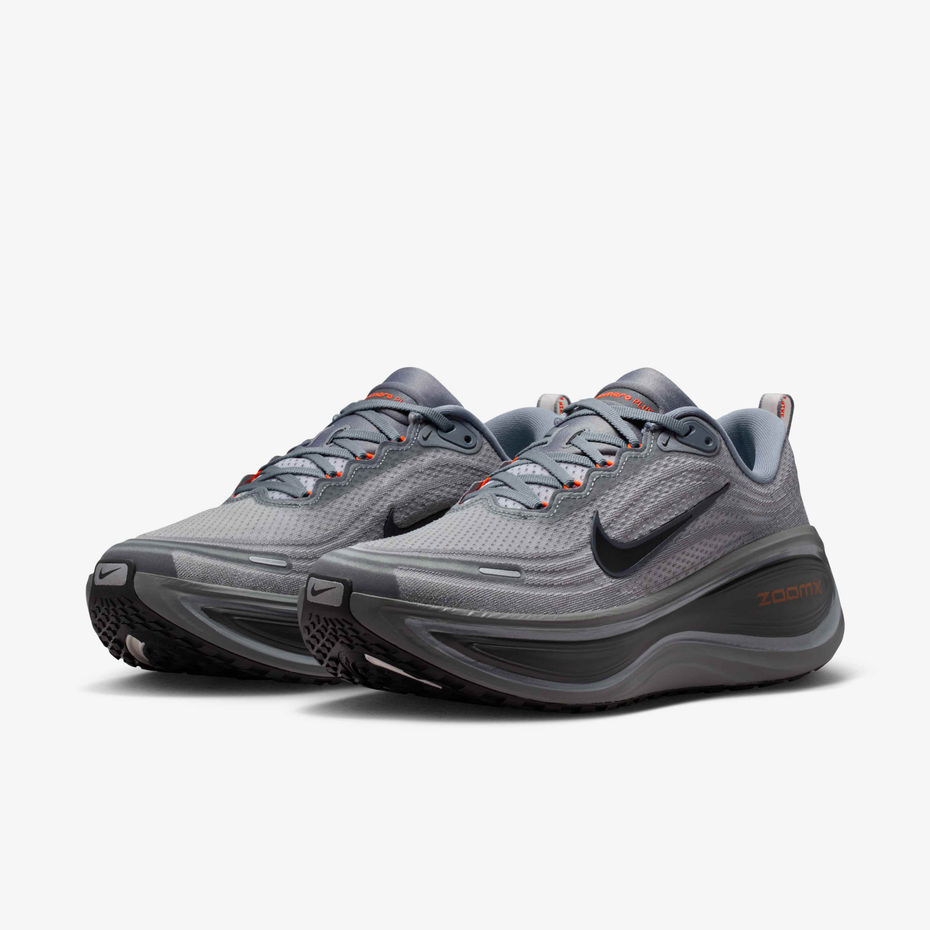 NIKE Vomero Plus