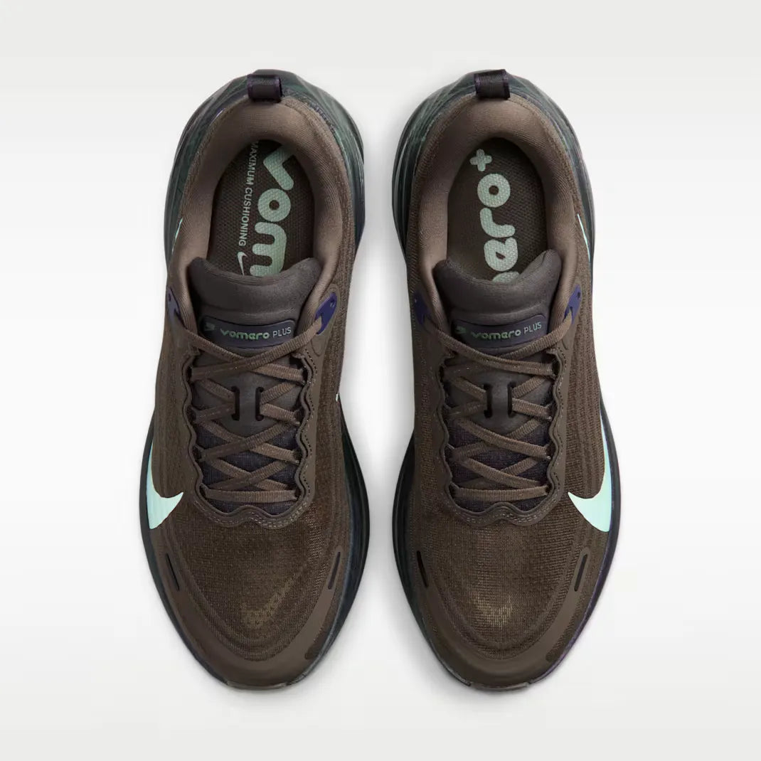 NIKE Vomero Plus