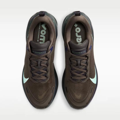 NIKE Vomero Plus